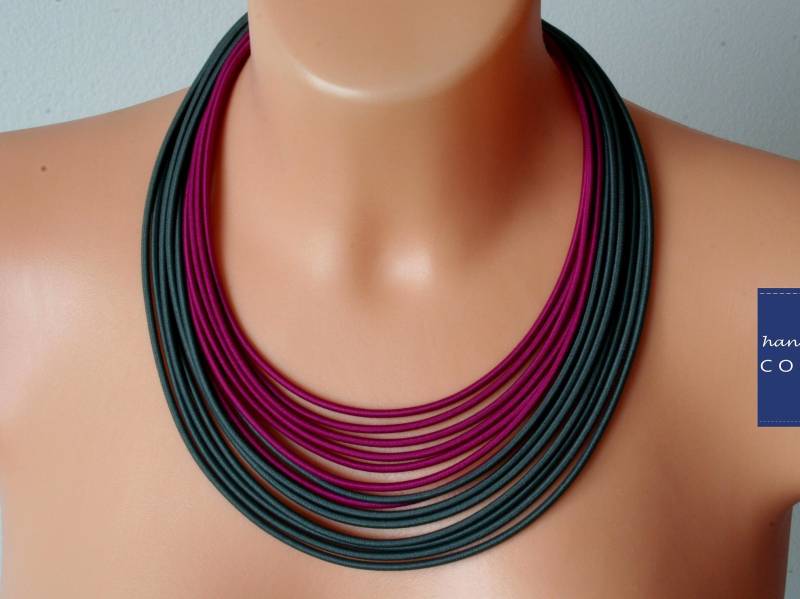 Grau & Fuchsia Textilkordel Halskette Multistrand Boho Statement von COLORIKA