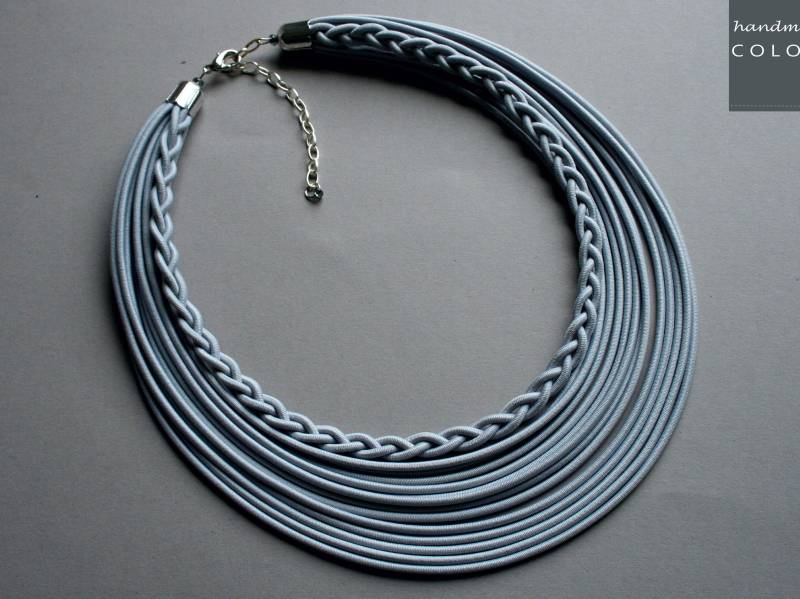 Graue Geflochtene Textilkette Handgemachter Kordelschmuck von COLORIKA