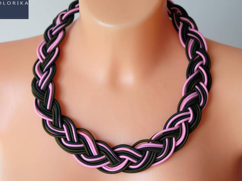 Große Statement Halskette/Rosa Und Khaki Geflochtene Lätzchen Mode-Halskette Stoff-Halskette /Khaki von COLORIKA