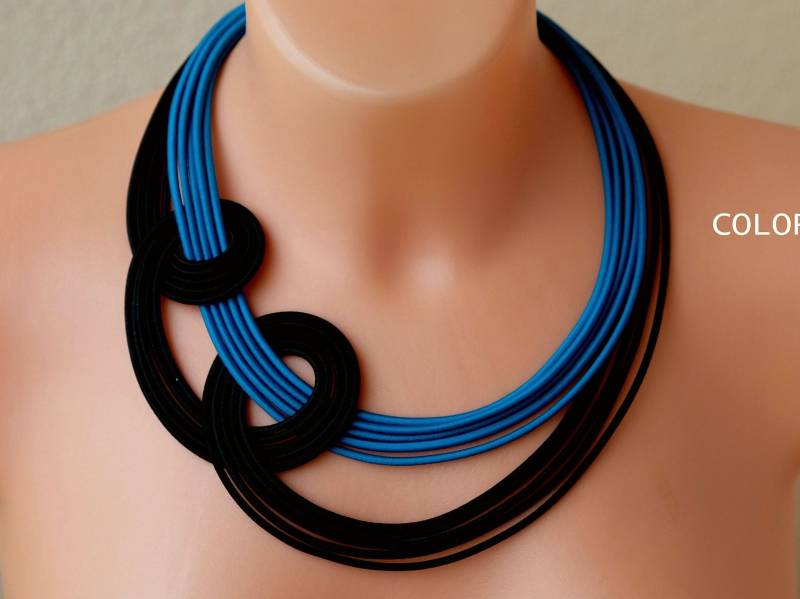 Handgeknotete Halskette Aus Einem Schwarz-Blau-Goldenen Strang von COLORIKA