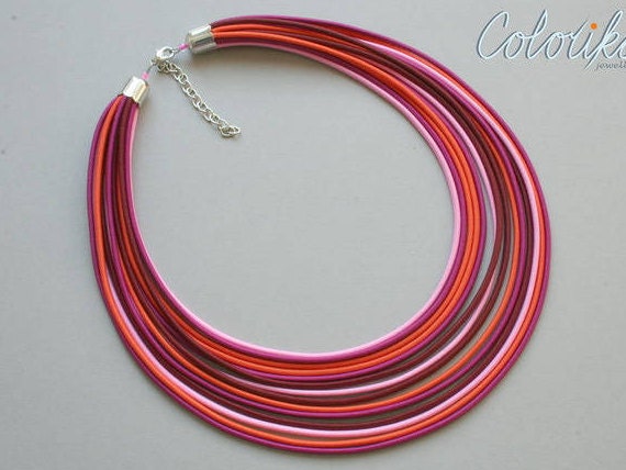 Handgemachte Mehrfarbige Textilkordel-Halskette Pink Orange Statement Schmuck von COLORIKA