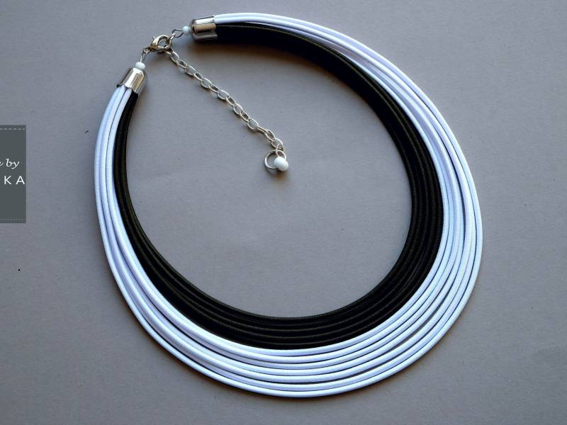 Handgemachte Schwarz & Weiß Stoff Statement Halskette Seil Schmuck von COLORIKA