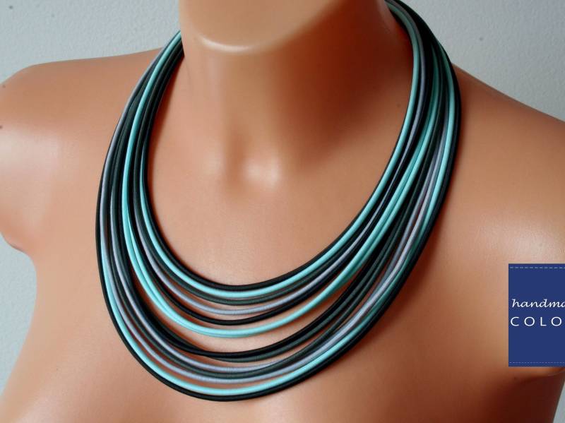 Handgemachte Türkis & Schwarze Kordel Halskette Bunter Schmuck von COLORIKA