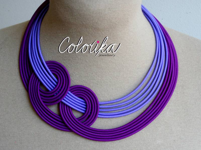 Kräftige Lila Halskette, Multistrand Bunte Stoff Geknotete Statement Violette Lätzchen Halskette von COLORIKA