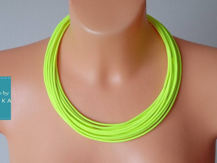 Neon Gelbe Multistrang Kette Leuchtender Textilschmuck von COLORIKA