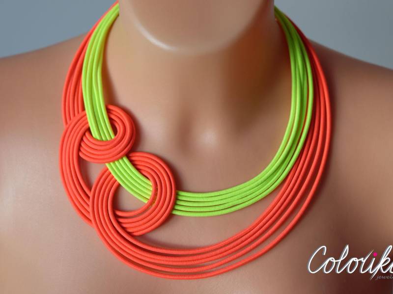 Neon Knoten Statement Kette Rot, Gelb Textilschmuck von COLORIKA