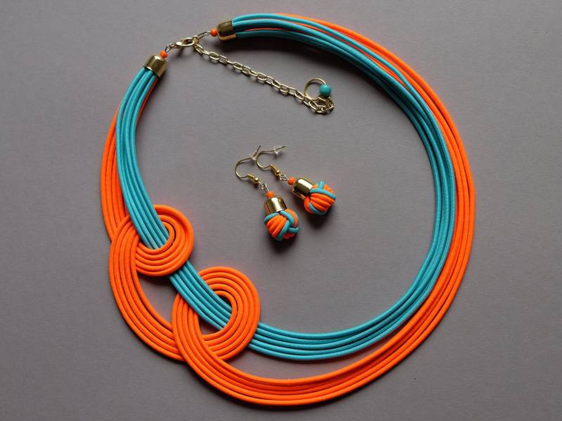 Neon Orange Knotenkette & Ohrringe Set Boho Textilschmuck von COLORIKA