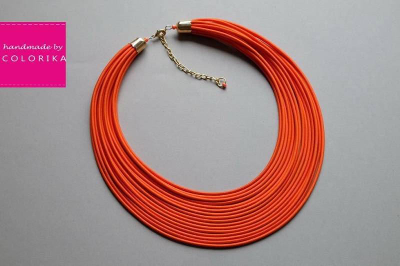 Orange Multi Strand Stoff-Halskette Handgemachter Mehrreihiger Schmuck von COLORIKA