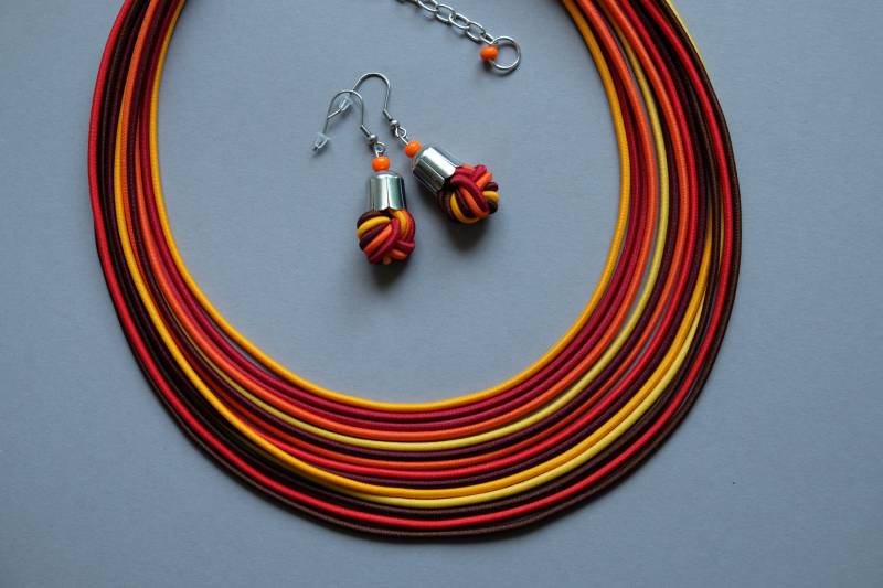 Orange Textilkordel Halskette & Ohrringe Set Handgemachte Geschichtete Schmuckstücke von COLORIKA