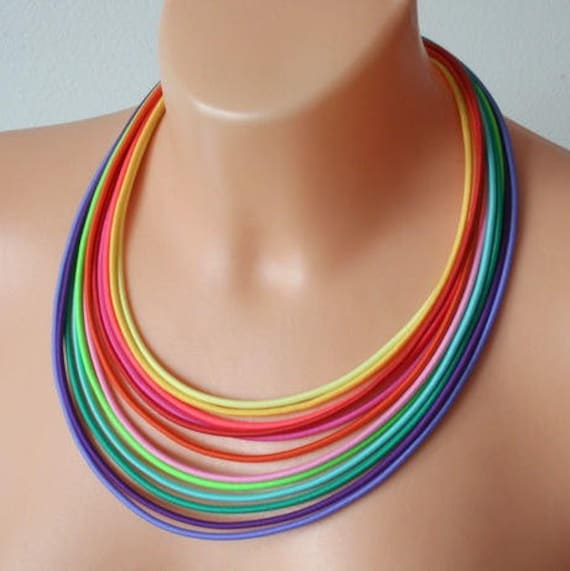 Regenbogen Halskette, Multistrang Schmuck, Stammes Bunter Statement Lgbt Pride von COLORIKA