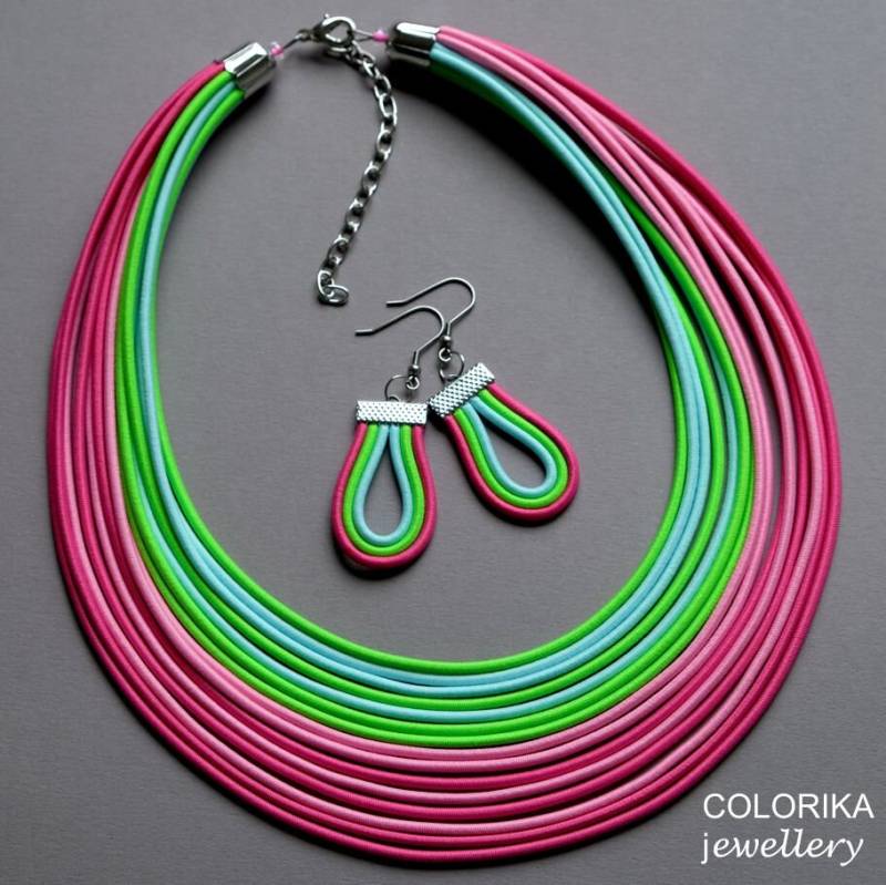 Regenbogen Textilkordel Halskette & Ohrringe Buntes Boho Schmuck Set von COLORIKA