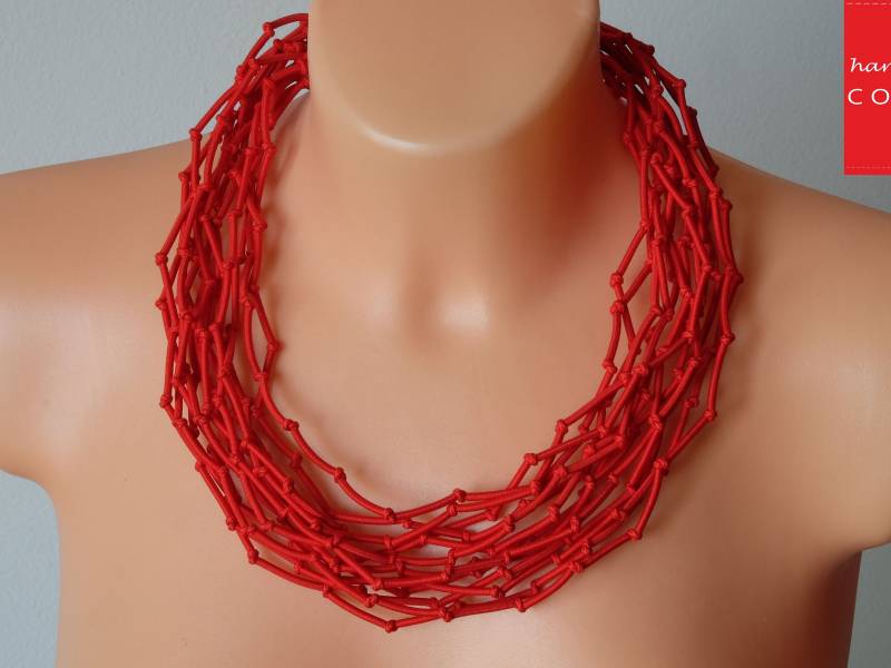 Rote Liebesknoten Kette Multi Strand Textilschmuck von COLORIKA