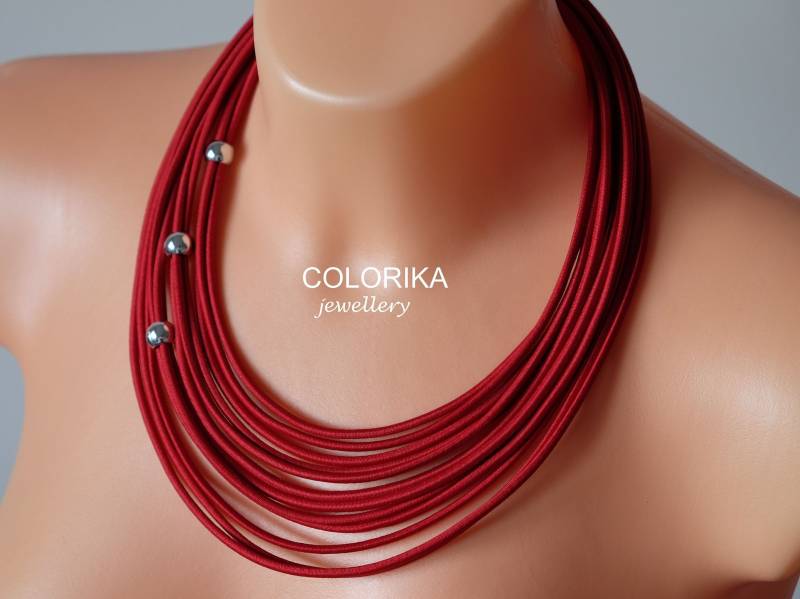 Rote Textilkordel Halskette Multi Strang Statement Schmuck von COLORIKA