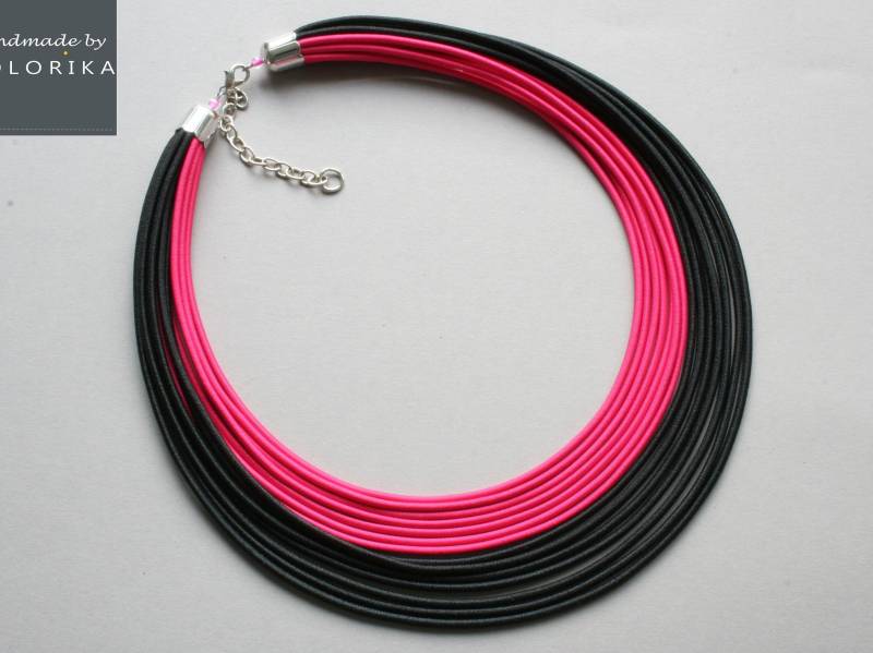 Schwarz & Pink Bib Halskette Fibre Statement Schmuck von COLORIKA