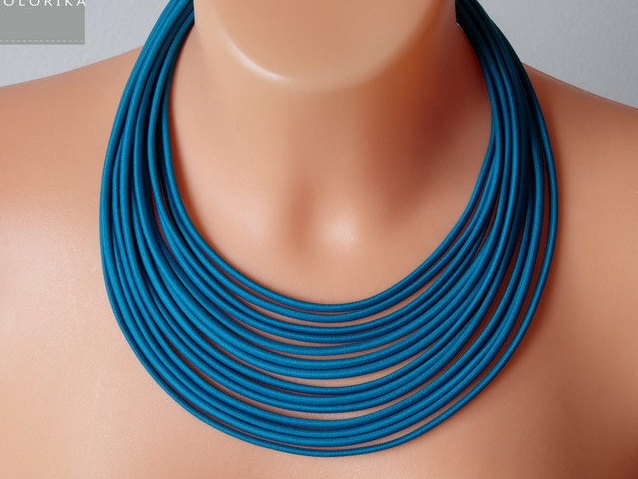 Türkis Bib Halskette Mutige Mehrsträngige Textil Halskette von COLORIKA