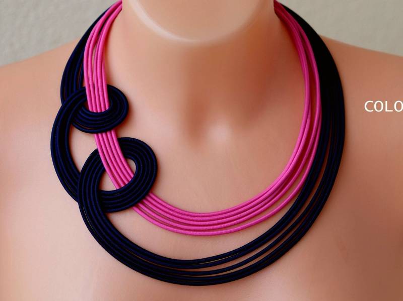 Verknotete Statement Kette Blau, Pinke Textilkordel, Auffälliger Schmuck von COLORIKA