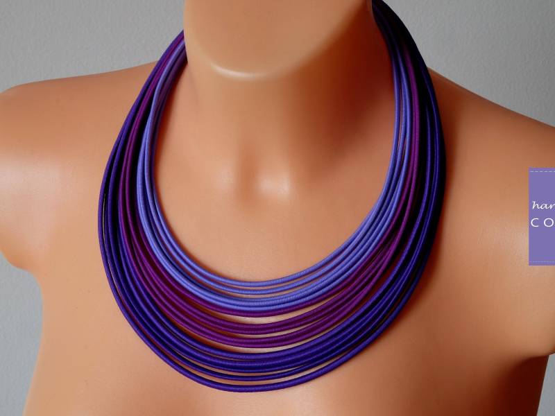 Violette Statement-Halskette Textilkordel, Geschichtetes Seil-Design von COLORIKA