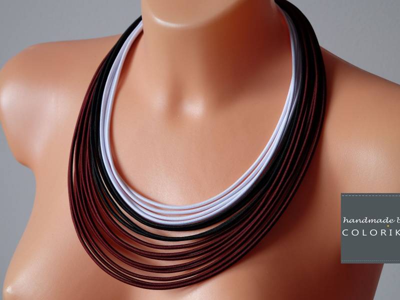 Weinrote Bib-Halskette Layered Textile Cord Statement Halskette von COLORIKA