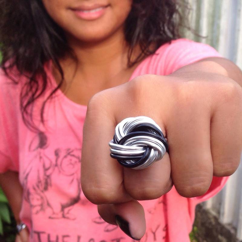 Liebesknoten Ring Aus Eloxiertem Aluminium Fun Statement Schmuck von COLORSrings