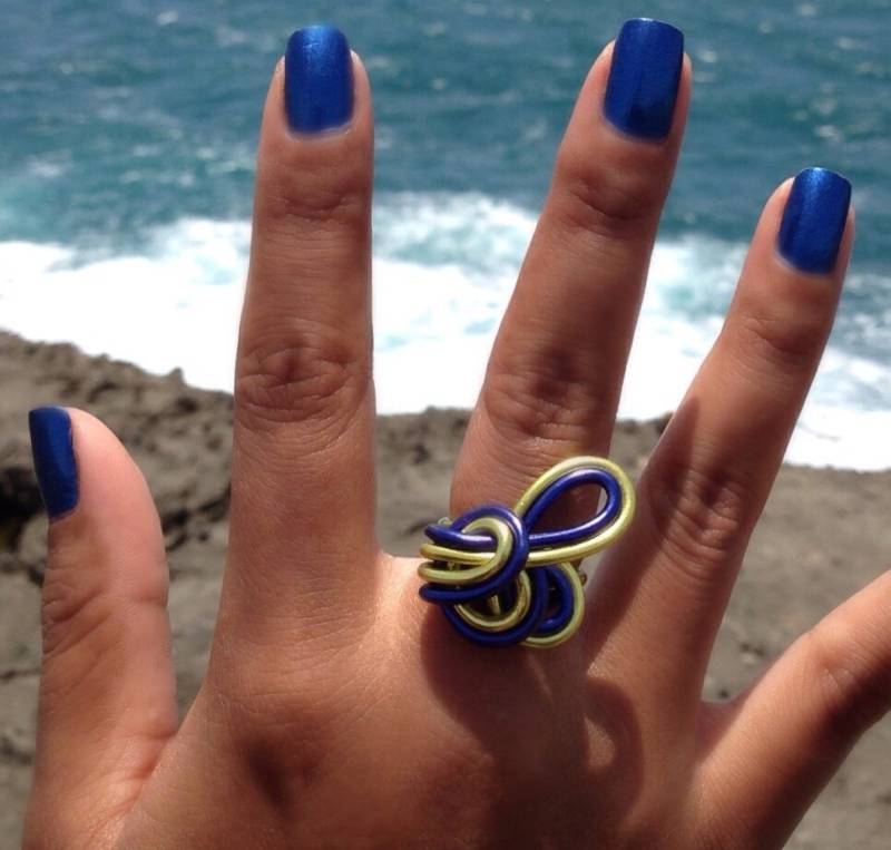 Mini Curve Knotenring Eloxierter Aluminiumschmuck von COLORSrings