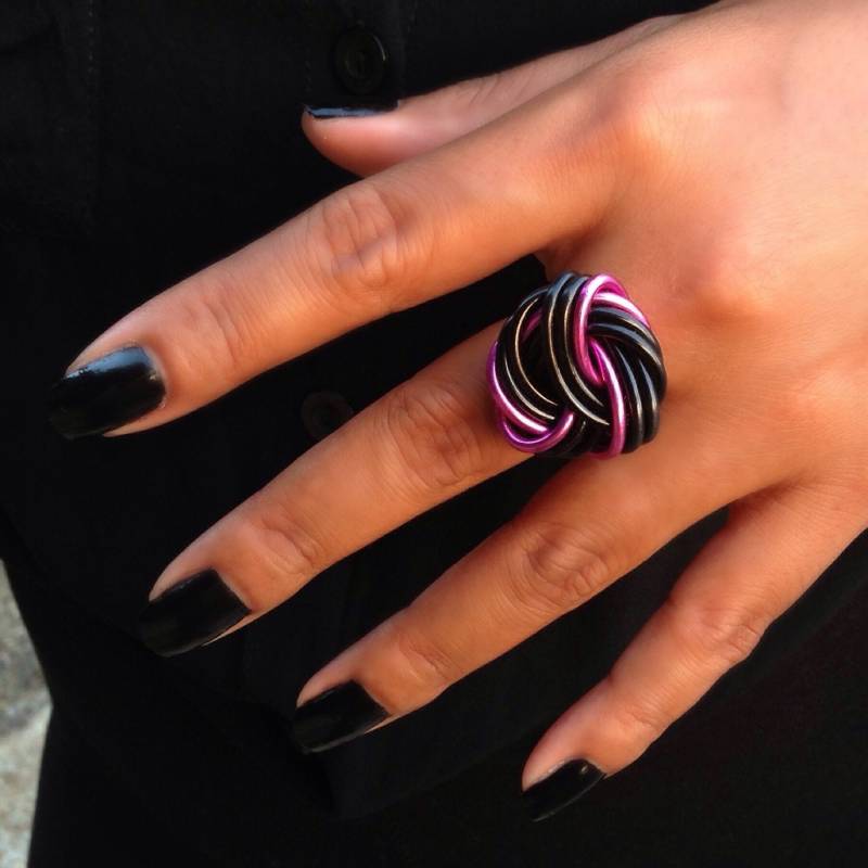 Neon Pink Liebe Knoten Ring Eloxierte Aluminium Draht Wrap von COLORSrings