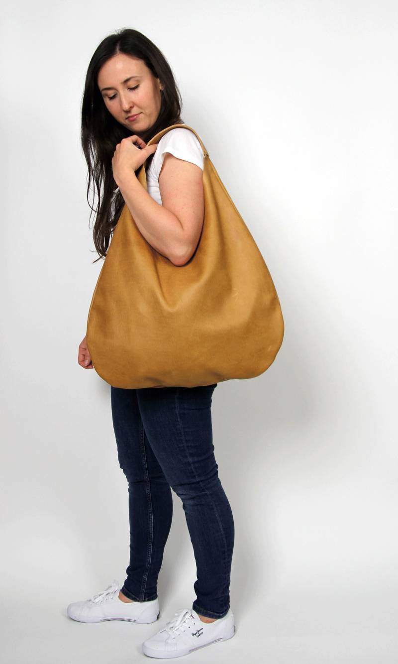 Handgefertigte Braune Leder Hobo Bag - Übergroße Slouchy Schultertasche Für Frauen Mit Abnehmbarer Kosmetiktasche Und Magnetverschluss von COMBAG