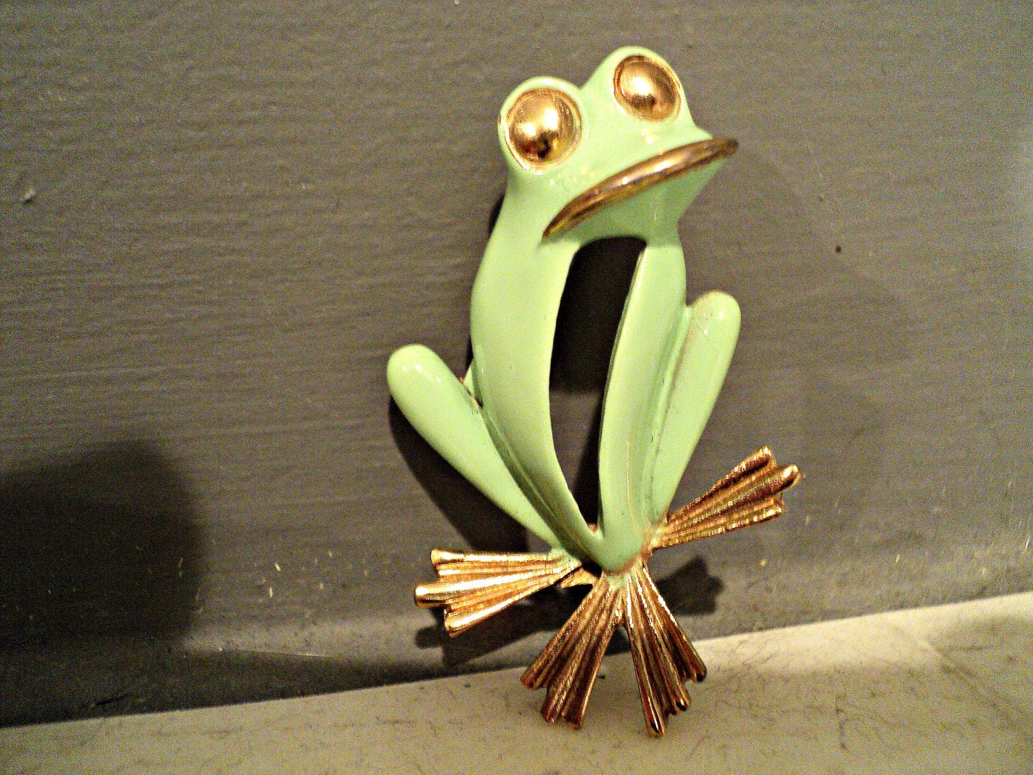 Vintage Gold Emaille Frosch Brosche Für Den Frock Sammler Und Liebhaber in U von COMEPRIMA