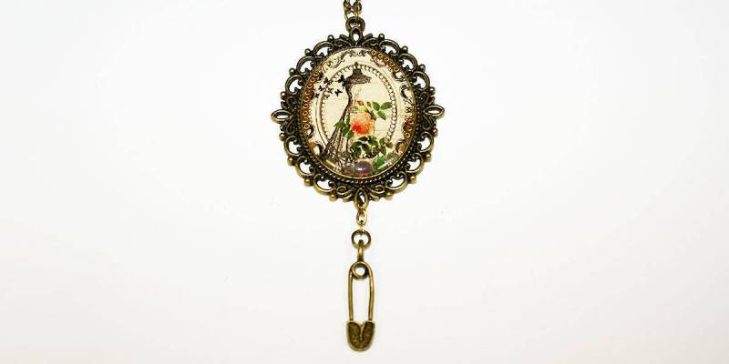 Lange Retro-Sprung Halskette Mit Einem Hochzeitskleid-Bild Lange Retro-Sprung Halskette Mit Einem Hochzeitskleid-Bild von COMME1ange