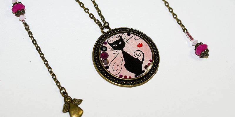 Lange Schwarze Katze Halskette, Bronze Metall, Kristall Verkrustet Cabochon, Perlen Und Charms, Unikat, Handgefertigt von COMME1ange
