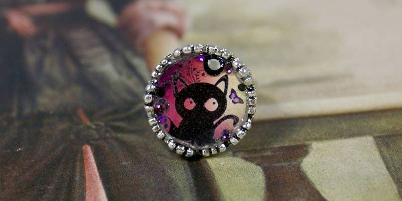 Ring Aus Harz Und Silbermetall Mit Einer Katzenillustration von COMME1ange
