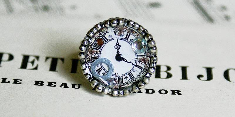 Silber Metallring Und Harz Mit Einer Uhr Illustration von COMME1ange