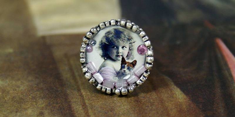 Silberfarbenes Harz Und Metallring Mit Einem 1900Er Jahre Kleine Mädchen Illustration von COMME1ange