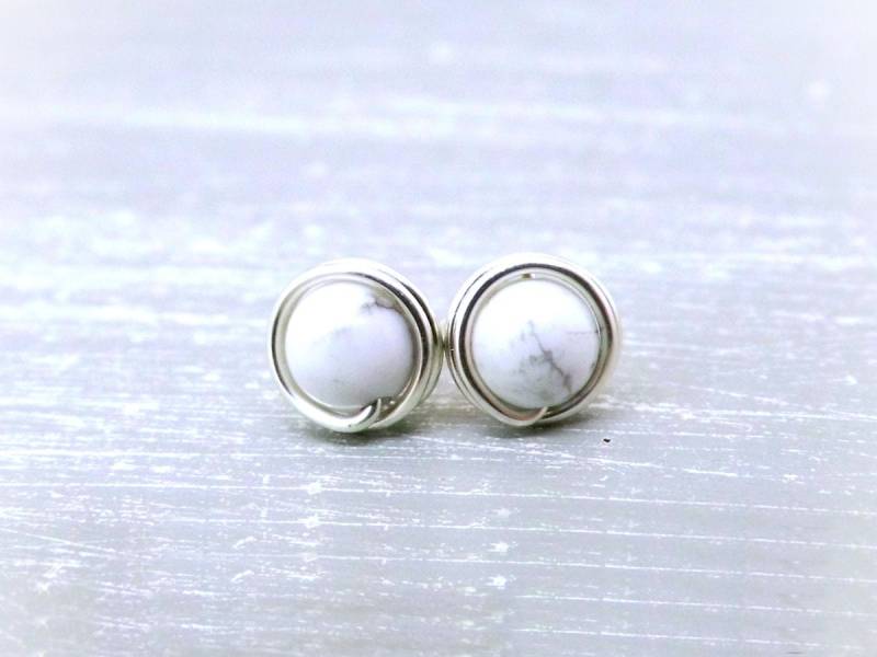 Mini Howlith Ohrstecker Weiß 935 Silber, Kleine Edelstein Silber, 4 Mm Weiss-Graue Edelsteinperlen von CONCHACATENA