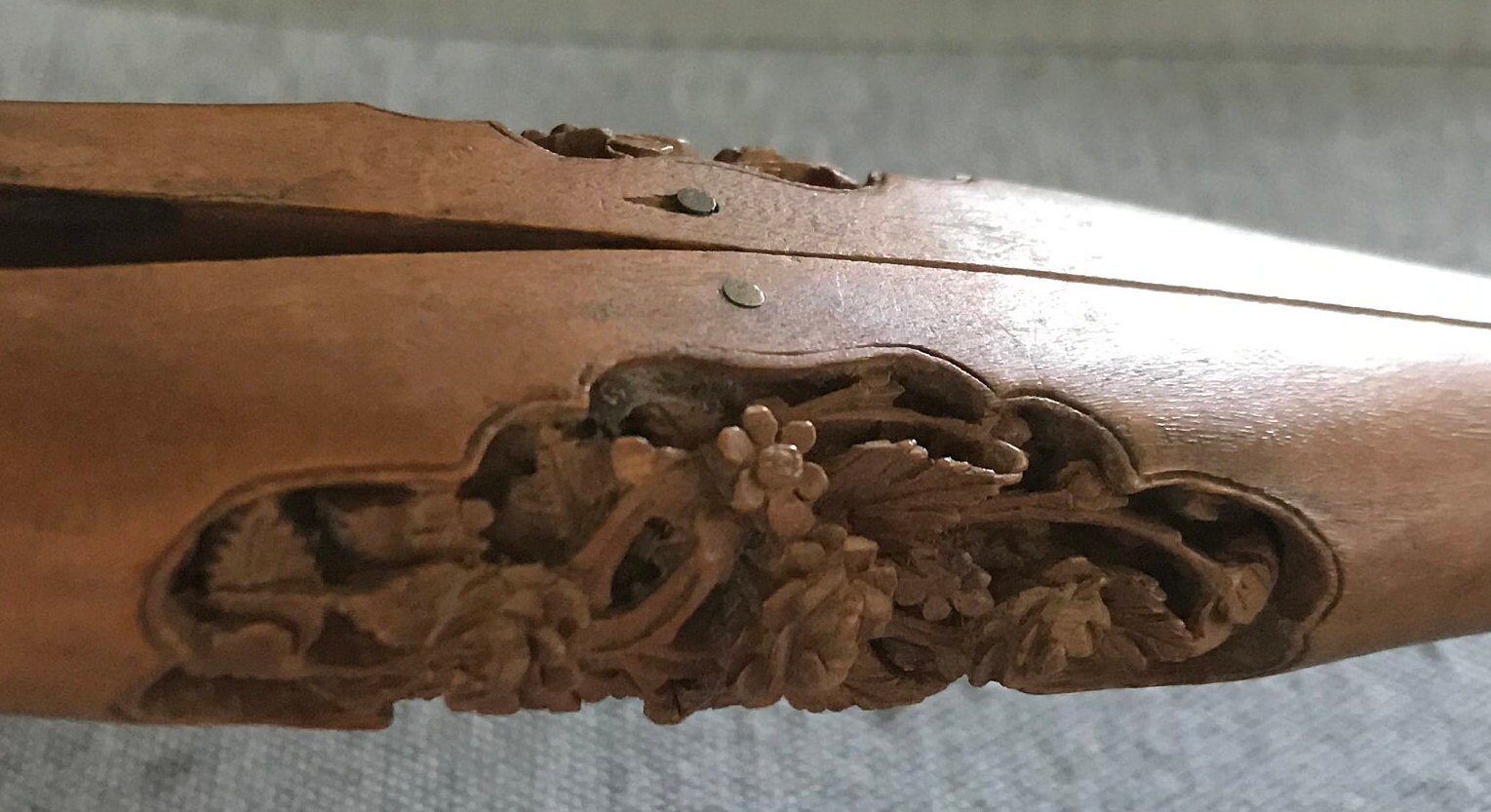 Handschuhzange Aus Obstholz Handschuhzange Aus Obstholz von CONTRASTES