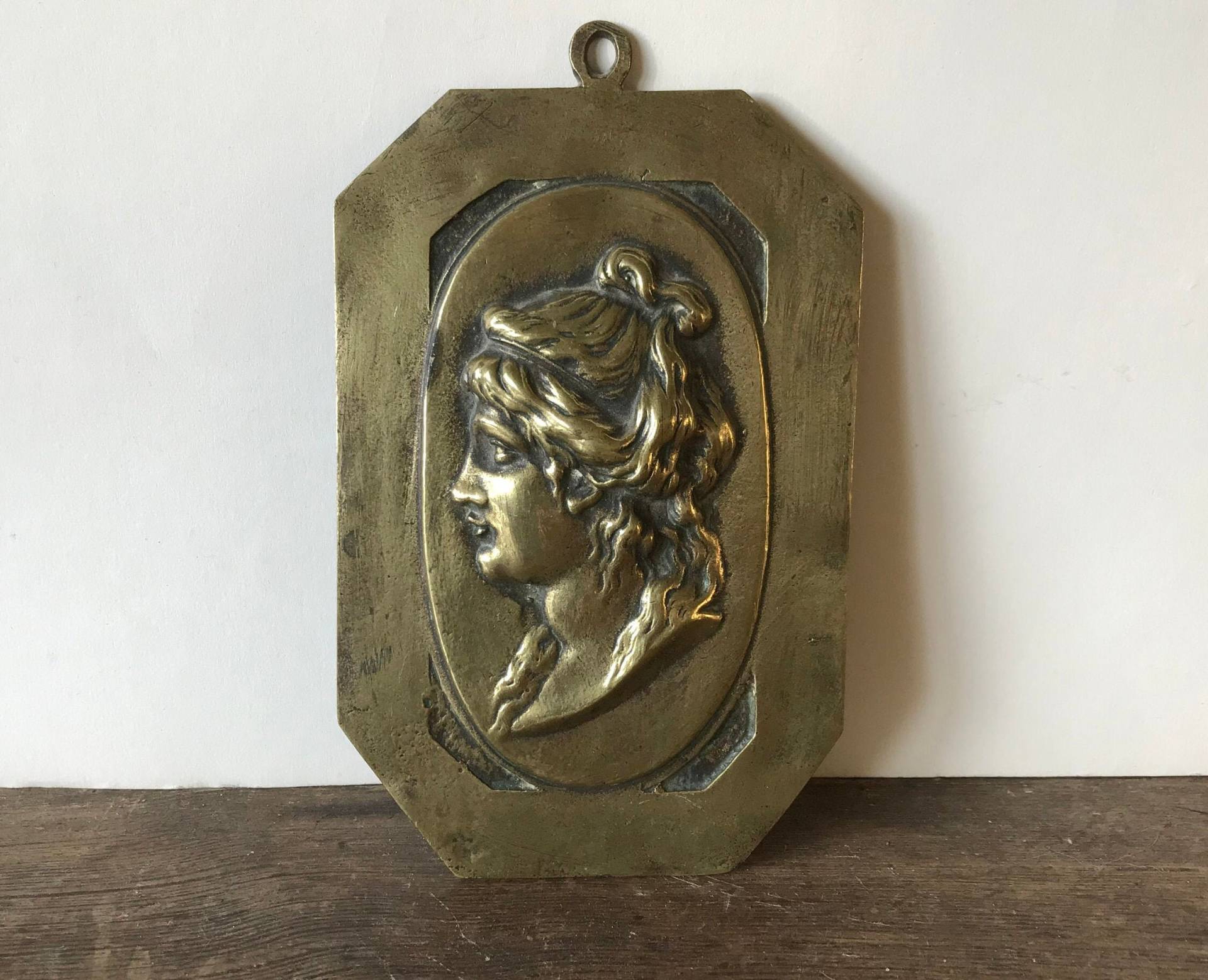 Messing-Medaillon Mit Messing-Frauenprofil Messing-Medaillon Mit Messing-Frauenprofil von CONTRASTES