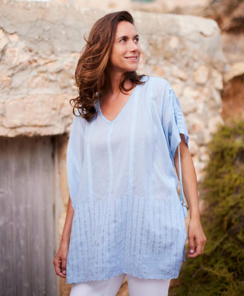 Vielseitige Hellblaue Bluse I Tunika Hellblau 100% Baumwolle Große Größen Handmade Oversized Leichte Sommerbluse Fairtrade Vielseitige Hellblaue Bluse I Tunika Hellblau 100% Baumwolle Große Größen Handmade Oversized Leichte Sommerbluse Fairtrade von COSTELLACollection