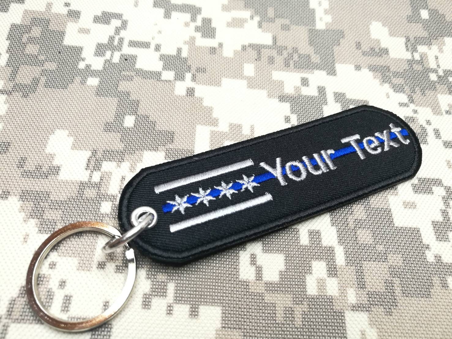 Illinois Flagge Name Text Usa Chicago Dünne Blaue Linie Polizei Gestickter Aufnäher Schlüsselanhänger Größe Tag Taschenhalter 11 X 3, 3 cm von COZY168