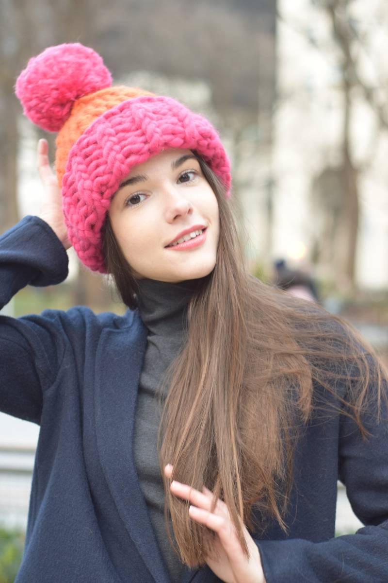 Farbe Blocked Hand Gestrickte Pom Mütze Merino Wolle Grobstrickmütze Oversized Strickmütze Handgestrickte Winter Weihnachtsgeschenk von COZYYARNStudio