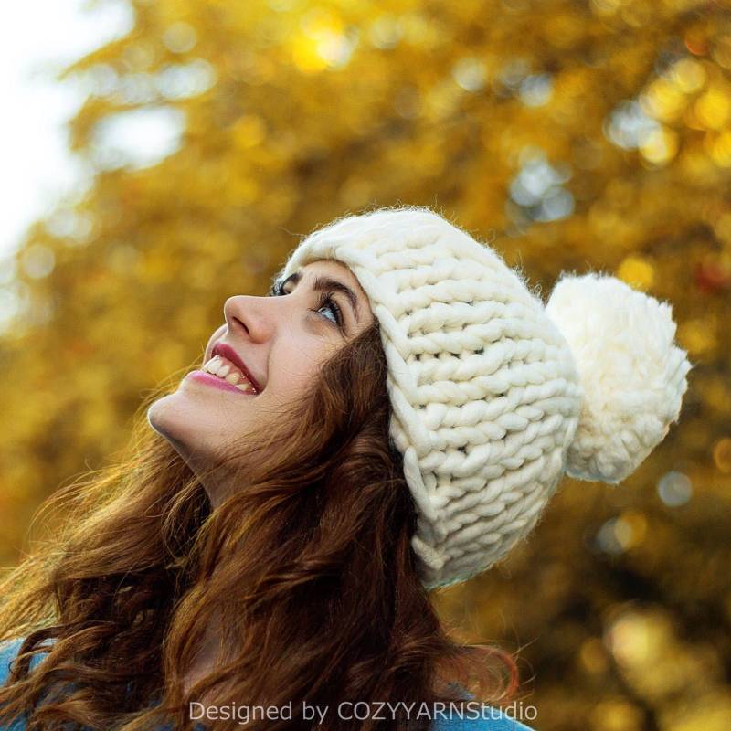 Handstrick Hut Merino Wolle Grobstrick Mütze Pom Oversized Strickmütze Handgestrickte Winter Weiße Super Chunky Weihnachtsgeschenk von COZYYARNStudio
