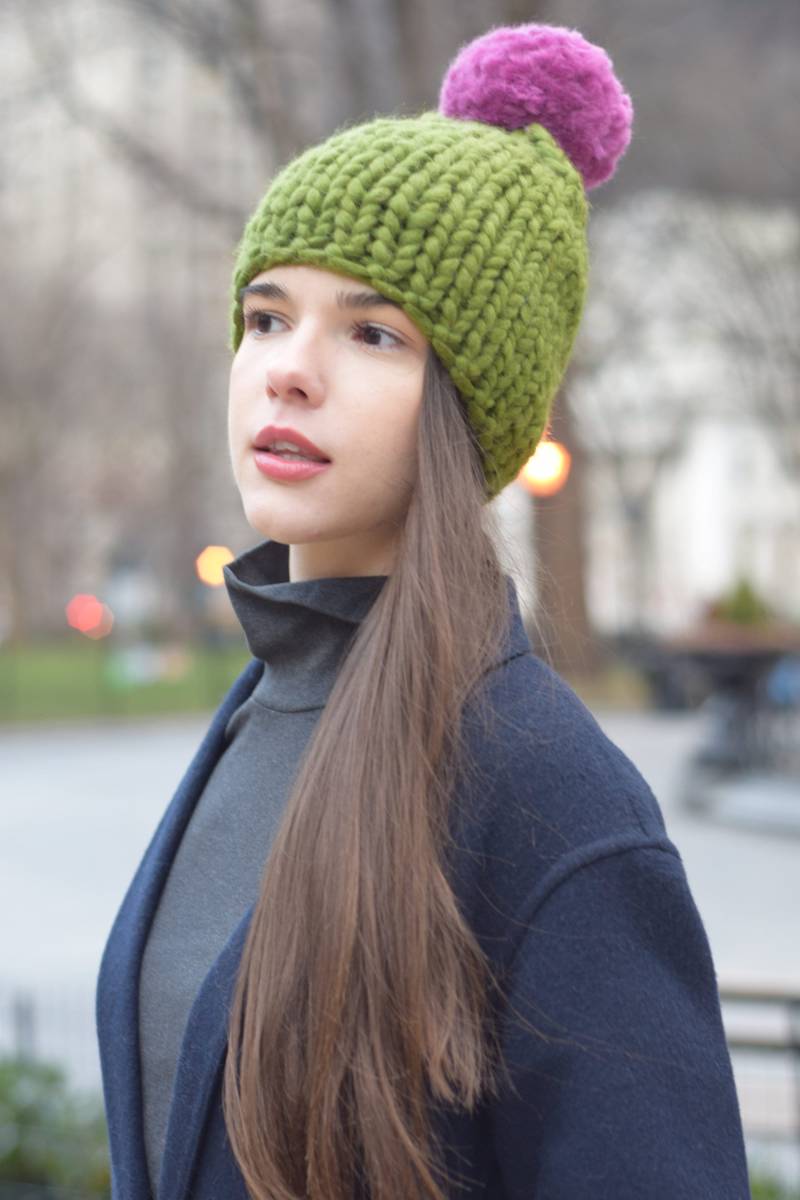 Handgestrickte Bommelmütze Color Blocked Merino Wolle Grobstrickmütze Oversized Strickmütze Mütze Winter Weihnachten Geschenk von COZYYARNStudio