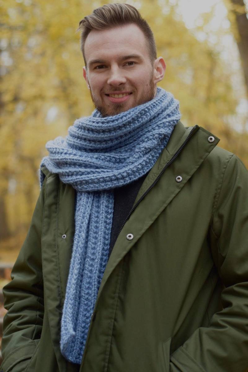 Strickschal Für Männer Wolle Grobstrick Schal Unisex Hand Stricken Blau Oversized Lange Handgemachter Mann Geschenke Handstrickschal von COZYYARNStudio