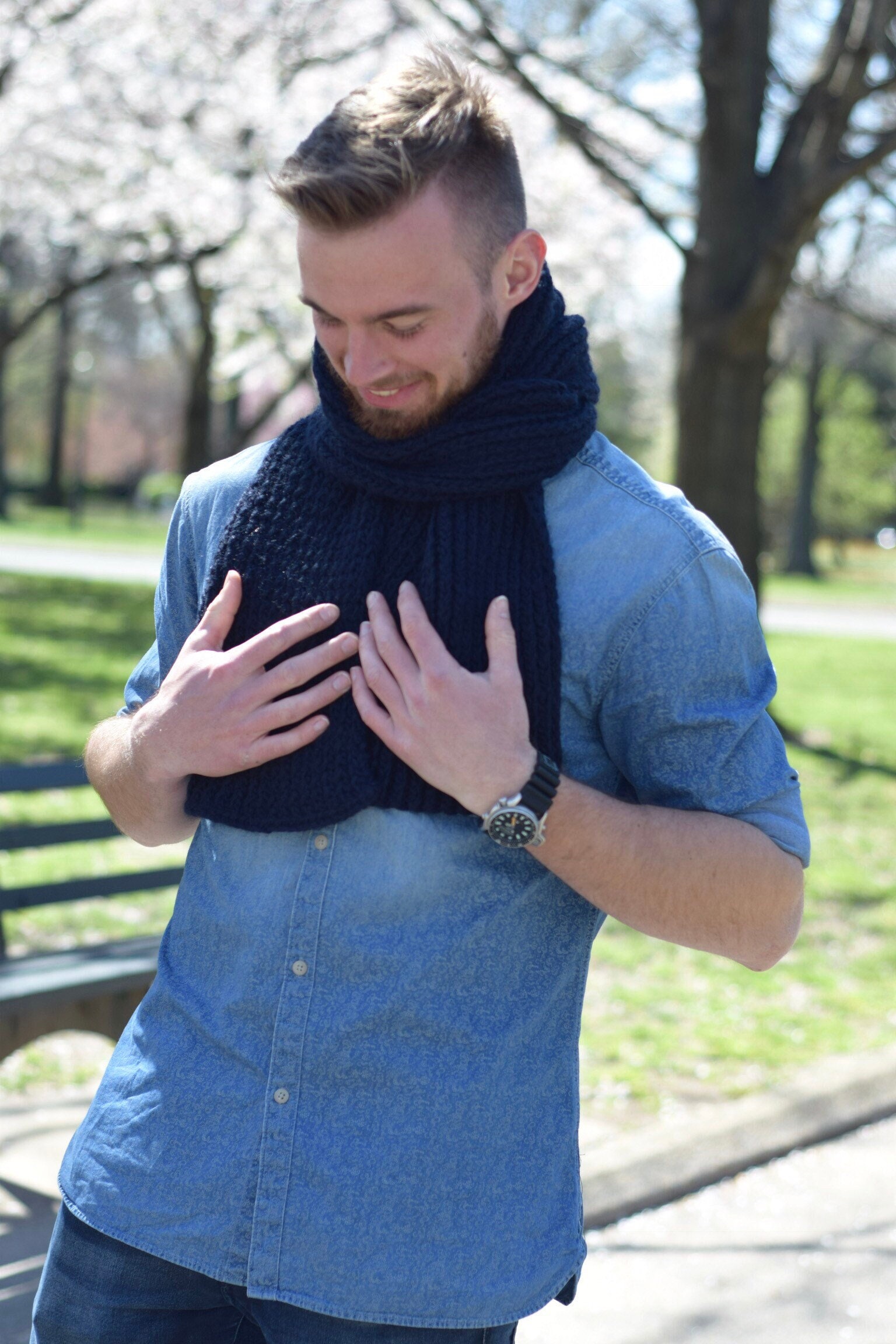 Strickschal Für Männer Wolle Grobstrick Schal Unisex Hand Stricken Blau Oversized Lange Handgemachter Mann Geschenke Handstrickschal von COZYYARNStudio