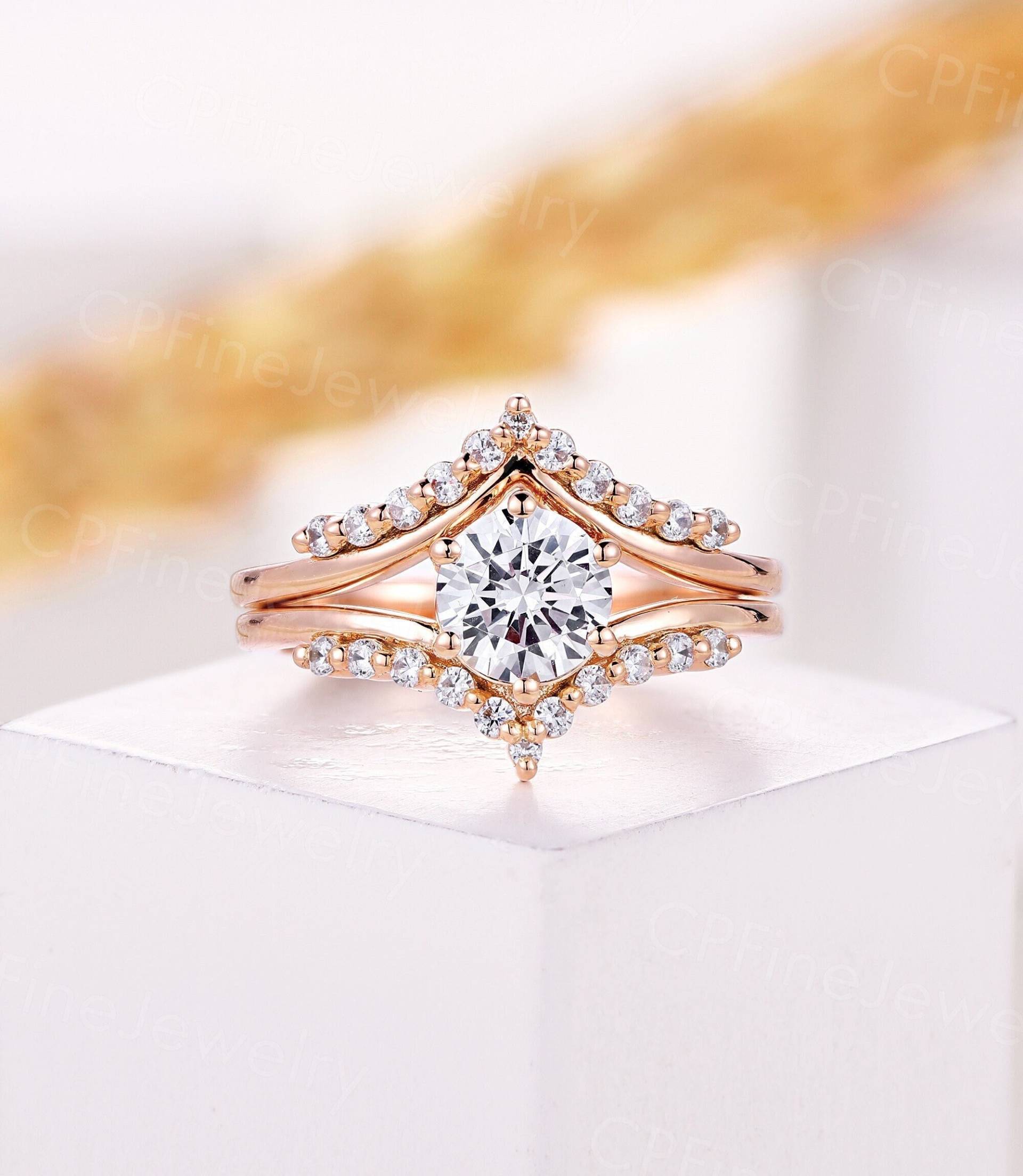 6, 5 Mm Runde Moissanite Verlobungsring Set Vintage Art-Deco-Diamant Trauringe Roségold Antik Prong Jubiläum Versprechen Braut-Set von CPFineJewelry