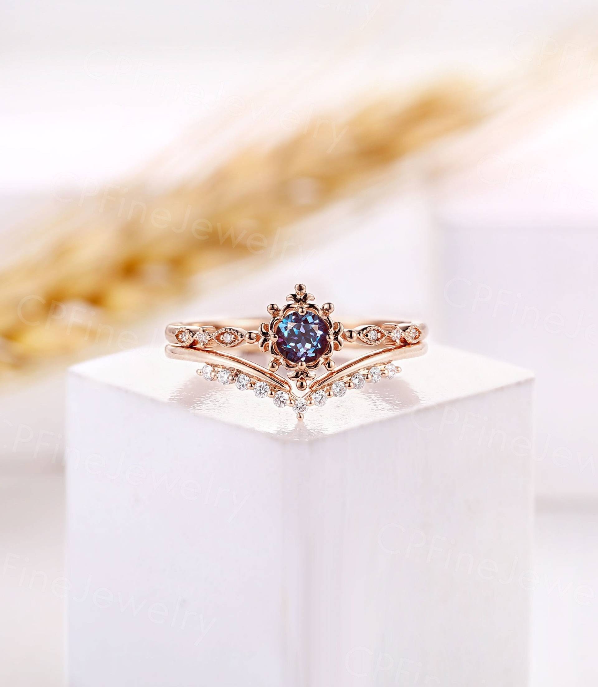 Alexandrit Verlobungsring Set Vintage Rose Gold Rund Braut Art Deco Moissanite Diamant Eheringe Jubiläum Versprechen Ring von CPFineJewelry