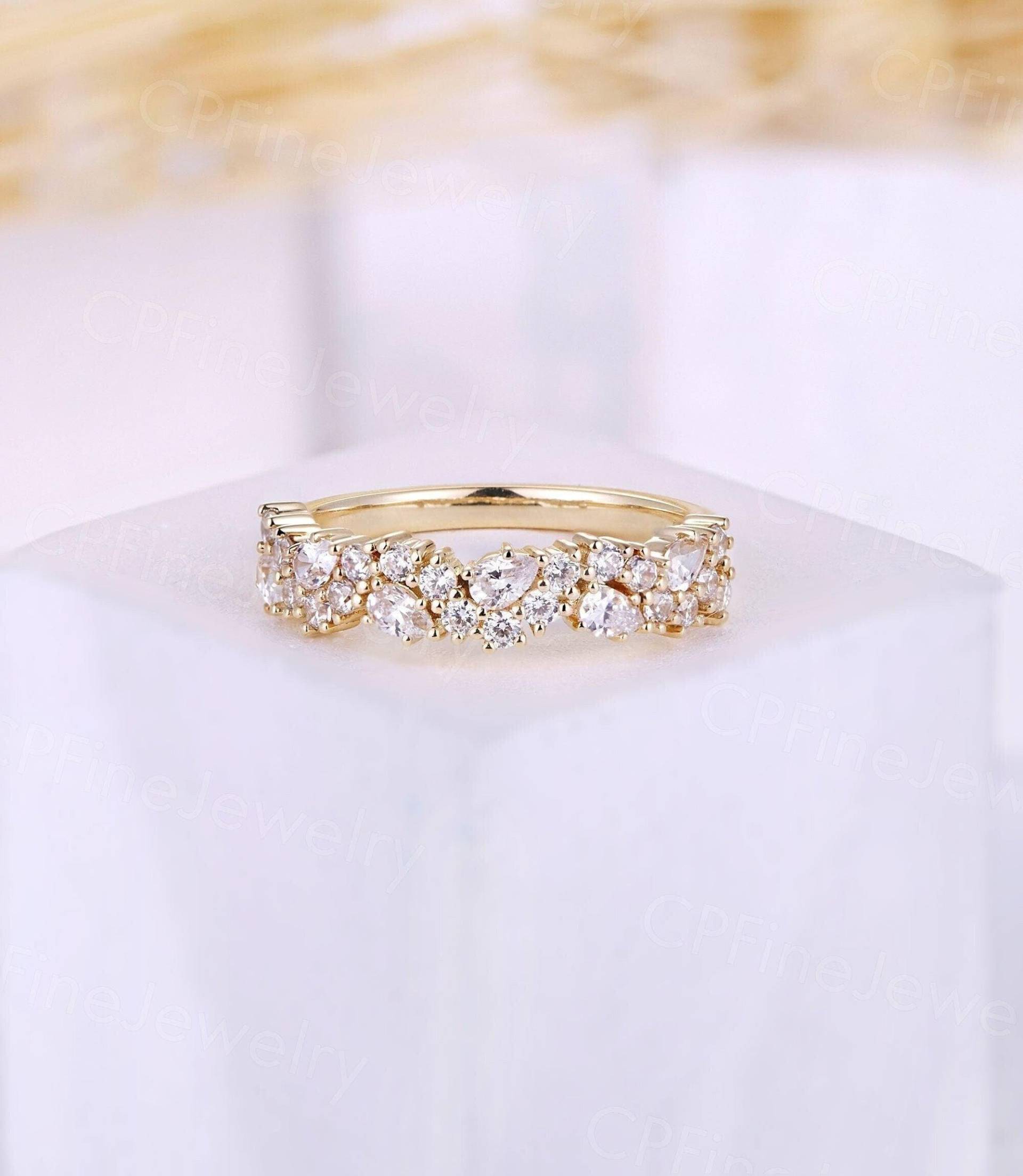 Atemberaubende Moissanit Ehering Cluster Cz Birne Stapeln Band Passende Gelbgold Jahrestag Geschenk Für Sie von CPFineJewelry