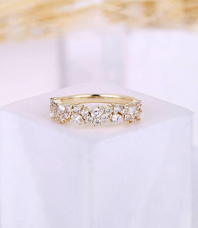 Atemberaubende Moissanit Ehering Cluster Cz Birne Stapeln Band Passende Gelbgold Jahrestag Geschenk Für Sie von CPFineJewelry