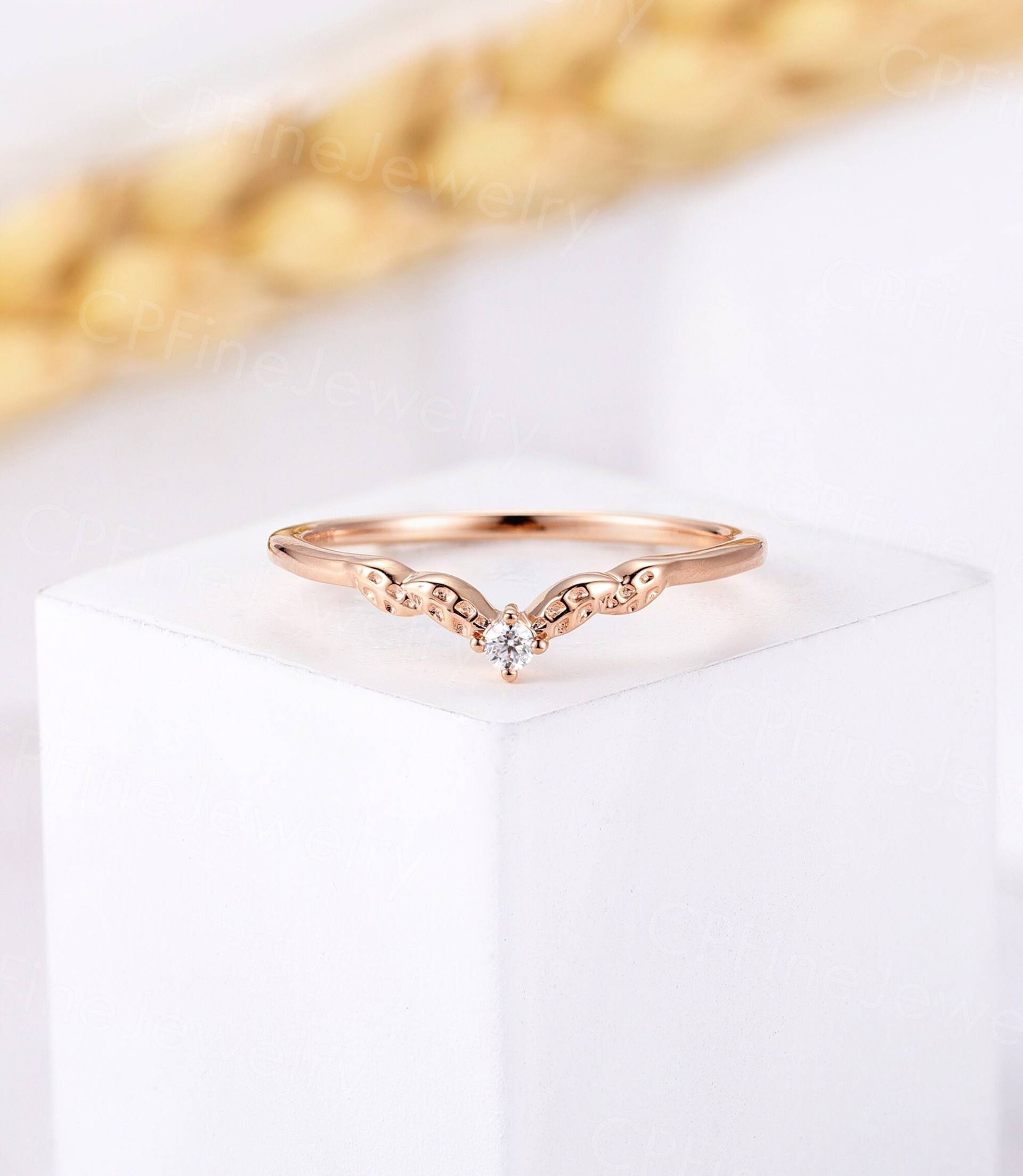 Diamant Gebogener Ehering Vintage V-Förmiger Roségold Passende Bands Einzigartiges Blattdesign Ring Zum Stapeln Antiker Chevron-Jubiläumsring von CPFineJewelry