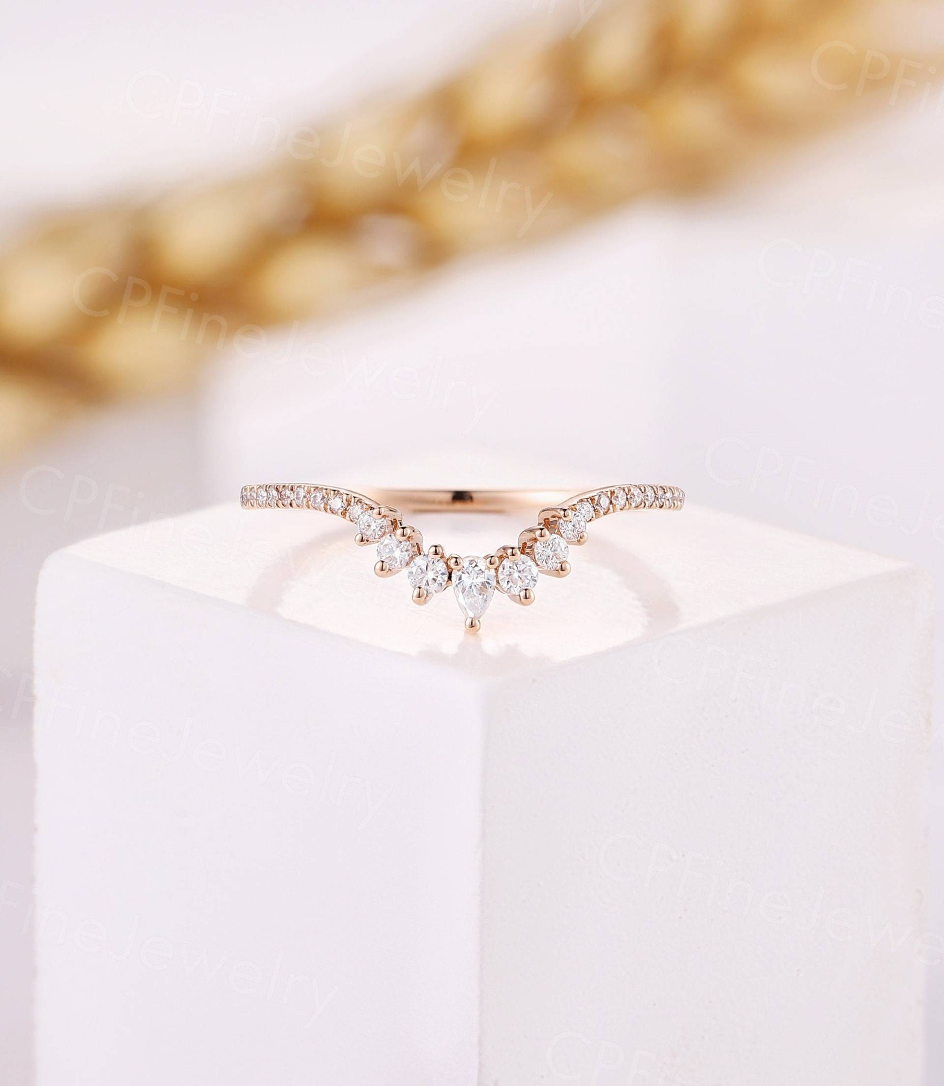 Geschwungener Diamant Ehering Vintage Moissanite Rosegold Bands Art-Deco-Passende Band V-Förmige Stapeln Jahrestag Versprechen Ring von CPFineJewelry