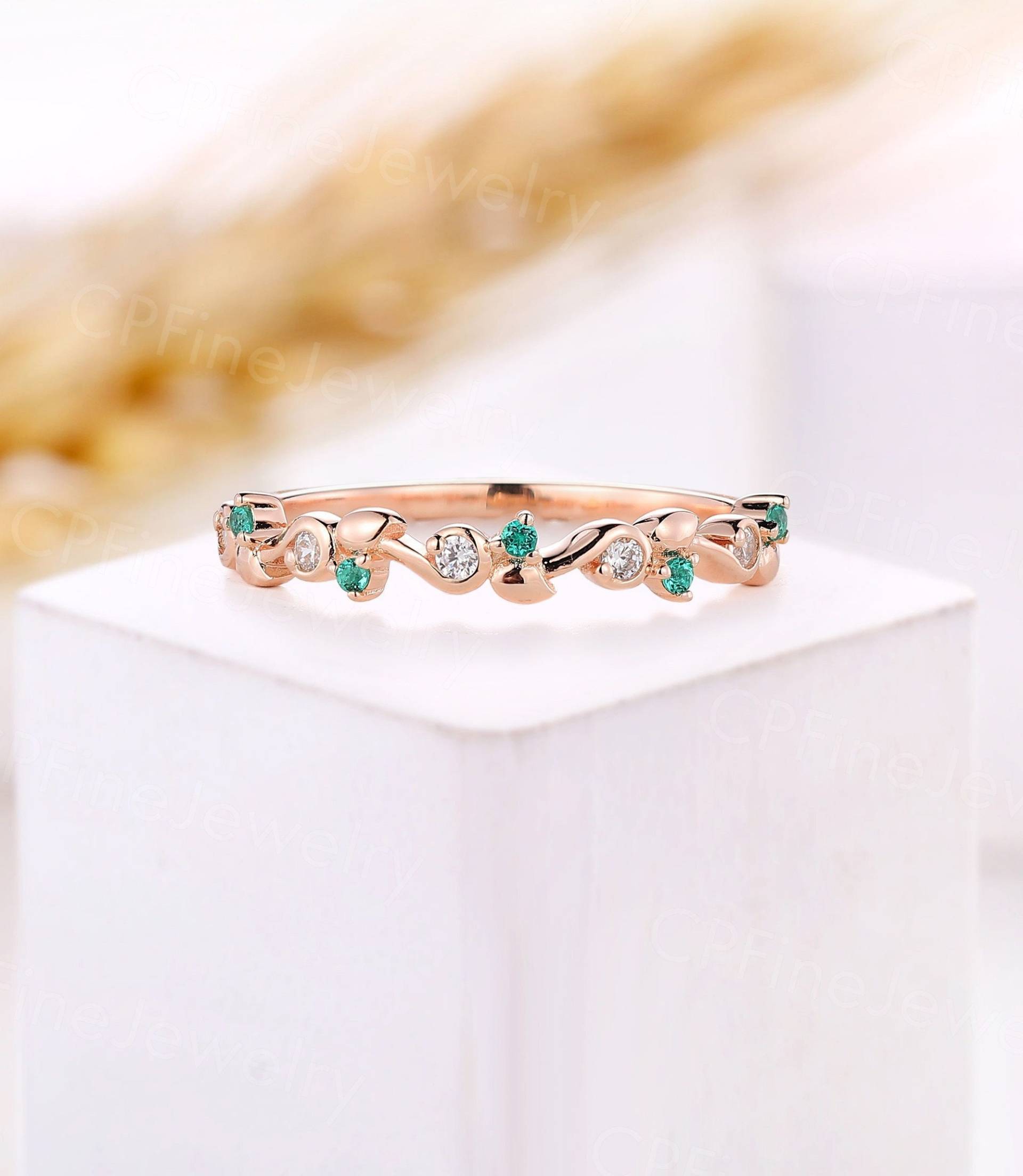 Natürlich Inspiriertes Rundes Lab Smaragd Blatt Ehering Rose Gold Diamant Ring Zweig Stapeln Passender Halbe Ewigkeit Jahrestag Band von CPFineJewelry