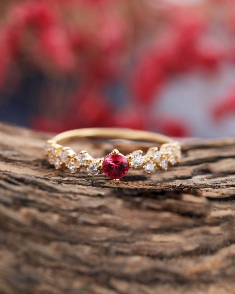 Natürlicher Rubin Cluster Verlobungsring Gelbgold Vintage Moissanite Halbe Ewigkeit Art Deco Dimond Ring Jubiläumsring Brautring von CPFineJewelry